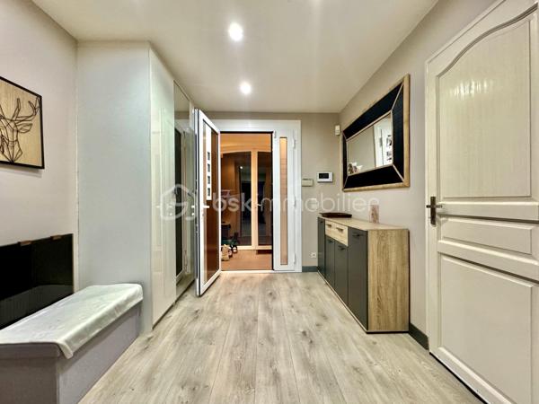 Située à Fublaines, dans un environnement calme et verdoyant, à seulement 5 min de Trilport et 7 min de Nanteuil-lès-Meaux, découvrez cette maison d’architecte aux volumes généreux développant environ 190 m² habitables, avec combles aménageables (50 m²).
Écoles sur place, gare pour Paris et commodités à proximité, bus accessible à pied et collège par voie verte. Un cadre exceptionnel !

Implantée sur une parcelle de plus de 3 500 m² en zone constructible, cette propriété offre : aucun vis-à-vis, vue dégagée sur la vallée, exposition idéale, accès par rond-point privatif

- Rez-de-chaussée : Entrée avec sas et hall. WC indépendant. Grande pièce de vie lumineuse avec poêle à bois. Cuisine aménagée et équipée avec espace snack. Véranda. Accès direct aux terrasses en béton imprimé. Suite parentale (chambre, dressing, salle de bains avec douche, baignoire et WC)

- Étage : 4 grandes chambres dont 3 avec loggia. Salle de bains. WC indépendant

- Combles : Isolés et aménageables
- Sous-sol total : Garage, atelier, cave, buanderie, salle cinéma

Prestations : Dépendance type garage avec carport. Triple vitrage. Volets roulants électriques. Domotique. Portail motorisé. Espace jacuzzi (dôme)

Les + : Maison évolutive avec fort potentiel. Grande parcelle paysagée avec accès piéton en fond de terrain. Environnement calme et recherché. Idéal grande famille

À visiter sans tarder ! Bien rare sur le secteur.
