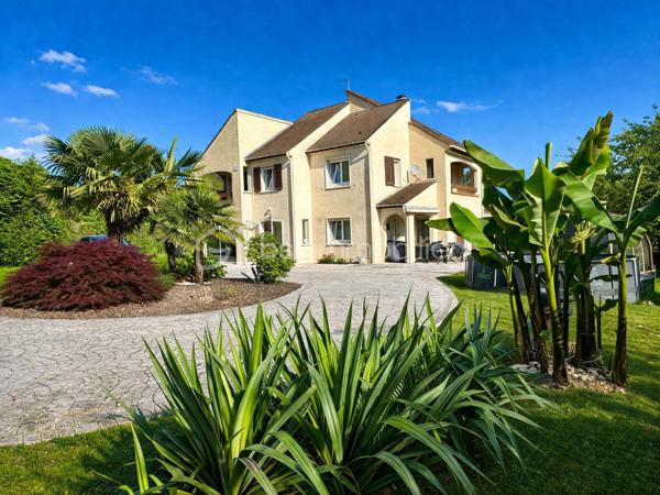 Située à Fublaines, dans un environnement calme et verdoyant, à seulement 5 min de Trilport et 7 min de Nanteuil-lès-Meaux, découvrez cette maison d’architecte aux volumes généreux développant environ 190 m² habitables, avec combles aménageables (50 m²).
Écoles sur place, gare pour Paris et commodités à proximité, bus accessible à pied et collège par voie verte. Un cadre exceptionnel !

Implantée sur une parcelle de plus de 3 500 m² en zone constructible, cette propriété offre : aucun vis-à-vis, vue dégagée sur la vallée, exposition idéale, accès par rond-point privatif

- Rez-de-chaussée : Entrée avec sas et hall. WC indépendant. Grande pièce de vie lumineuse avec poêle à bois. Cuisine aménagée et équipée avec espace snack. Véranda. Accès direct aux terrasses en béton imprimé. Suite parentale (chambre, dressing, salle de bains avec douche, baignoire et WC)

- Étage : 4 grandes chambres dont 3 avec loggia. Salle de bains. WC indépendant

- Combles : Isolés et aménageables
- Sous-sol total : Garage, atelier, cave, buanderie, salle cinéma

Prestations : Dépendance type garage avec carport. Triple vitrage. Volets roulants électriques. Domotique. Portail motorisé. Espace jacuzzi (dôme)

Les + : Maison évolutive avec fort potentiel. Grande parcelle paysagée avec accès piéton en fond de terrain. Environnement calme et recherché. Idéal grande famille

À visiter sans tarder ! Bien rare sur le secteur.