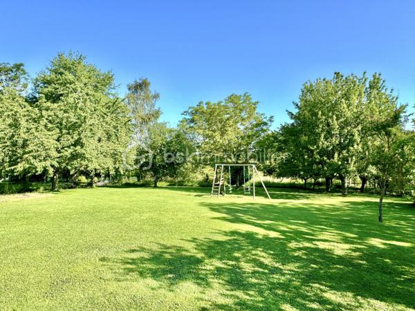 Située à Fublaines, dans un environnement calme et verdoyant, à seulement 5 min de Trilport et 7 min de Nanteuil-lès-Meaux, découvrez cette maison d’architecte aux volumes généreux développant environ 190 m² habitables, avec combles aménageables (50 m²).
Écoles sur place, gare pour Paris et commodités à proximité, bus accessible à pied et collège par voie verte. Un cadre exceptionnel !

Implantée sur une parcelle de plus de 3 500 m² en zone constructible, cette propriété offre : aucun vis-à-vis, vue dégagée sur la vallée, exposition idéale, accès par rond-point privatif

- Rez-de-chaussée : Entrée avec sas et hall. WC indépendant. Grande pièce de vie lumineuse avec poêle à bois. Cuisine aménagée et équipée avec espace snack. Véranda. Accès direct aux terrasses en béton imprimé. Suite parentale (chambre, dressing, salle de bains avec douche, baignoire et WC)

- Étage : 4 grandes chambres dont 3 avec loggia. Salle de bains. WC indépendant

- Combles : Isolés et aménageables
- Sous-sol total : Garage, atelier, cave, buanderie, salle cinéma

Prestations : Dépendance type garage avec carport. Triple vitrage. Volets roulants électriques. Domotique. Portail motorisé. Espace jacuzzi (dôme)

Les + : Maison évolutive avec fort potentiel. Grande parcelle paysagée avec accès piéton en fond de terrain. Environnement calme et recherché. Idéal grande famille

À visiter sans tarder ! Bien rare sur le secteur.