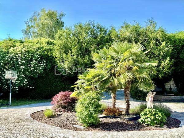 Située à Fublaines, dans un environnement calme et verdoyant, à seulement 5 min de Trilport et 7 min de Nanteuil-lès-Meaux, découvrez cette maison d’architecte aux volumes généreux développant environ 190 m² habitables, avec combles aménageables (50 m²).
Écoles sur place, gare pour Paris et commodités à proximité, bus accessible à pied et collège par voie verte. Un cadre exceptionnel !

Implantée sur une parcelle de plus de 3 500 m² en zone constructible, cette propriété offre : aucun vis-à-vis, vue dégagée sur la vallée, exposition idéale, accès par rond-point privatif

- Rez-de-chaussée : Entrée avec sas et hall. WC indépendant. Grande pièce de vie lumineuse avec poêle à bois. Cuisine aménagée et équipée avec espace snack. Véranda. Accès direct aux terrasses en béton imprimé. Suite parentale (chambre, dressing, salle de bains avec douche, baignoire et WC)

- Étage : 4 grandes chambres dont 3 avec loggia. Salle de bains. WC indépendant

- Combles : Isolés et aménageables
- Sous-sol total : Garage, atelier, cave, buanderie, salle cinéma

Prestations : Dépendance type garage avec carport. Triple vitrage. Volets roulants électriques. Domotique. Portail motorisé. Espace jacuzzi (dôme)

Les + : Maison évolutive avec fort potentiel. Grande parcelle paysagée avec accès piéton en fond de terrain. Environnement calme et recherché. Idéal grande famille

À visiter sans tarder ! Bien rare sur le secteur.