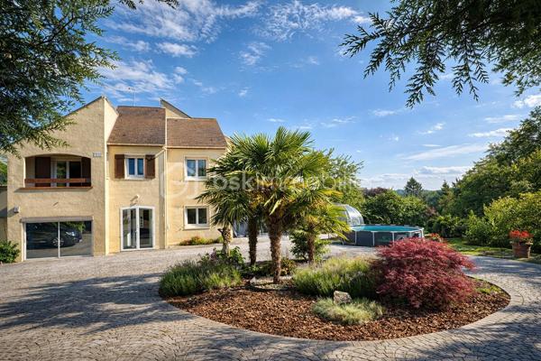 Située à Fublaines, dans un environnement calme et verdoyant, à seulement 5 min de Trilport et 7 min de Nanteuil-lès-Meaux, découvrez cette maison d’architecte aux volumes généreux développant environ 190 m² habitables, avec combles aménageables (50 m²).
Écoles sur place, gare pour Paris et commodités à proximité, bus accessible à pied et collège par voie verte. Un cadre exceptionnel !

Implantée sur une parcelle de plus de 3 500 m² en zone constructible, cette propriété offre : aucun vis-à-vis, vue dégagée sur la vallée, exposition idéale, accès par rond-point privatif

- Rez-de-chaussée : Entrée avec sas et hall. WC indépendant. Grande pièce de vie lumineuse avec poêle à bois. Cuisine aménagée et équipée avec espace snack. Véranda. Accès direct aux terrasses en béton imprimé. Suite parentale (chambre, dressing, salle de bains avec douche, baignoire et WC)

- Étage : 4 grandes chambres dont 3 avec loggia. Salle de bains. WC indépendant

- Combles : Isolés et aménageables
- Sous-sol total : Garage, atelier, cave, buanderie, salle cinéma

Prestations : Dépendance type garage avec carport. Triple vitrage. Volets roulants électriques. Domotique. Portail motorisé. Espace jacuzzi (dôme)

Les + : Maison évolutive avec fort potentiel. Grande parcelle paysagée avec accès piéton en fond de terrain. Environnement calme et recherché. Idéal grande famille

À visiter sans tarder ! Bien rare sur le secteur.