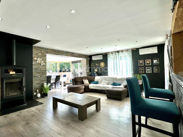 Située à Fublaines, dans un environnement calme et verdoyant, à seulement 5 min de Trilport et 7 min de Nanteuil-lès-Meaux, découvrez cette maison d’architecte aux volumes généreux développant environ 190 m² habitables, avec combles aménageables (50 m²).
Écoles sur place, gare pour Paris et commodités à proximité, bus accessible à pied et collège par voie verte. Un cadre exceptionnel !

Implantée sur une parcelle de plus de 3 500 m² en zone constructible, cette propriété offre : aucun vis-à-vis, vue dégagée sur la vallée, exposition idéale, accès par rond-point privatif

- Rez-de-chaussée : Entrée avec sas et hall. WC indépendant. Grande pièce de vie lumineuse avec poêle à bois. Cuisine aménagée et équipée avec espace snack. Véranda. Accès direct aux terrasses en béton imprimé. Suite parentale (chambre, dressing, salle de bains avec douche, baignoire et WC)

- Étage : 4 grandes chambres dont 3 avec loggia. Salle de bains. WC indépendant

- Combles : Isolés et aménageables
- Sous-sol total : Garage, atelier, cave, buanderie, salle cinéma

Prestations : Dépendance type garage avec carport. Triple vitrage. Volets roulants électriques. Domotique. Portail motorisé. Espace jacuzzi (dôme)

Les + : Maison évolutive avec fort potentiel. Grande parcelle paysagée avec accès piéton en fond de terrain. Environnement calme et recherché. Idéal grande famille

À visiter sans tarder ! Bien rare sur le secteur.