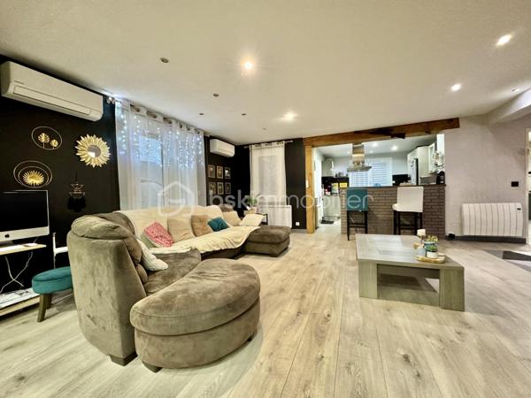 Située à Fublaines, dans un environnement calme et verdoyant, à seulement 5 min de Trilport et 7 min de Nanteuil-lès-Meaux, découvrez cette maison d’architecte aux volumes généreux développant environ 190 m² habitables, avec combles aménageables (50 m²).
Écoles sur place, gare pour Paris et commodités à proximité, bus accessible à pied et collège par voie verte. Un cadre exceptionnel !

Implantée sur une parcelle de plus de 3 500 m² en zone constructible, cette propriété offre : aucun vis-à-vis, vue dégagée sur la vallée, exposition idéale, accès par rond-point privatif

- Rez-de-chaussée : Entrée avec sas et hall. WC indépendant. Grande pièce de vie lumineuse avec poêle à bois. Cuisine aménagée et équipée avec espace snack. Véranda. Accès direct aux terrasses en béton imprimé. Suite parentale (chambre, dressing, salle de bains avec douche, baignoire et WC)

- Étage : 4 grandes chambres dont 3 avec loggia. Salle de bains. WC indépendant

- Combles : Isolés et aménageables
- Sous-sol total : Garage, atelier, cave, buanderie, salle cinéma

Prestations : Dépendance type garage avec carport. Triple vitrage. Volets roulants électriques. Domotique. Portail motorisé. Espace jacuzzi (dôme)

Les + : Maison évolutive avec fort potentiel. Grande parcelle paysagée avec accès piéton en fond de terrain. Environnement calme et recherché. Idéal grande famille

À visiter sans tarder ! Bien rare sur le secteur.