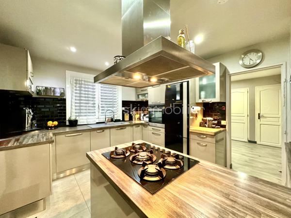 Située à Fublaines, dans un environnement calme et verdoyant, à seulement 5 min de Trilport et 7 min de Nanteuil-lès-Meaux, découvrez cette maison d’architecte aux volumes généreux développant environ 190 m² habitables, avec combles aménageables (50 m²).
Écoles sur place, gare pour Paris et commodités à proximité, bus accessible à pied et collège par voie verte. Un cadre exceptionnel !

Implantée sur une parcelle de plus de 3 500 m² en zone constructible, cette propriété offre : aucun vis-à-vis, vue dégagée sur la vallée, exposition idéale, accès par rond-point privatif

- Rez-de-chaussée : Entrée avec sas et hall. WC indépendant. Grande pièce de vie lumineuse avec poêle à bois. Cuisine aménagée et équipée avec espace snack. Véranda. Accès direct aux terrasses en béton imprimé. Suite parentale (chambre, dressing, salle de bains avec douche, baignoire et WC)

- Étage : 4 grandes chambres dont 3 avec loggia. Salle de bains. WC indépendant

- Combles : Isolés et aménageables
- Sous-sol total : Garage, atelier, cave, buanderie, salle cinéma

Prestations : Dépendance type garage avec carport. Triple vitrage. Volets roulants électriques. Domotique. Portail motorisé. Espace jacuzzi (dôme)

Les + : Maison évolutive avec fort potentiel. Grande parcelle paysagée avec accès piéton en fond de terrain. Environnement calme et recherché. Idéal grande famille

À visiter sans tarder ! Bien rare sur le secteur.