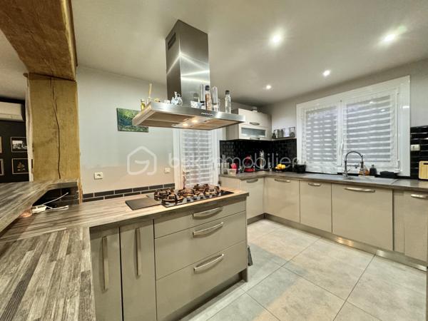Située à Fublaines, dans un environnement calme et verdoyant, à seulement 5 min de Trilport et 7 min de Nanteuil-lès-Meaux, découvrez cette maison d’architecte aux volumes généreux développant environ 190 m² habitables, avec combles aménageables (50 m²).
Écoles sur place, gare pour Paris et commodités à proximité, bus accessible à pied et collège par voie verte. Un cadre exceptionnel !

Implantée sur une parcelle de plus de 3 500 m² en zone constructible, cette propriété offre : aucun vis-à-vis, vue dégagée sur la vallée, exposition idéale, accès par rond-point privatif

- Rez-de-chaussée : Entrée avec sas et hall. WC indépendant. Grande pièce de vie lumineuse avec poêle à bois. Cuisine aménagée et équipée avec espace snack. Véranda. Accès direct aux terrasses en béton imprimé. Suite parentale (chambre, dressing, salle de bains avec douche, baignoire et WC)

- Étage : 4 grandes chambres dont 3 avec loggia. Salle de bains. WC indépendant

- Combles : Isolés et aménageables
- Sous-sol total : Garage, atelier, cave, buanderie, salle cinéma

Prestations : Dépendance type garage avec carport. Triple vitrage. Volets roulants électriques. Domotique. Portail motorisé. Espace jacuzzi (dôme)

Les + : Maison évolutive avec fort potentiel. Grande parcelle paysagée avec accès piéton en fond de terrain. Environnement calme et recherché. Idéal grande famille

À visiter sans tarder ! Bien rare sur le secteur.