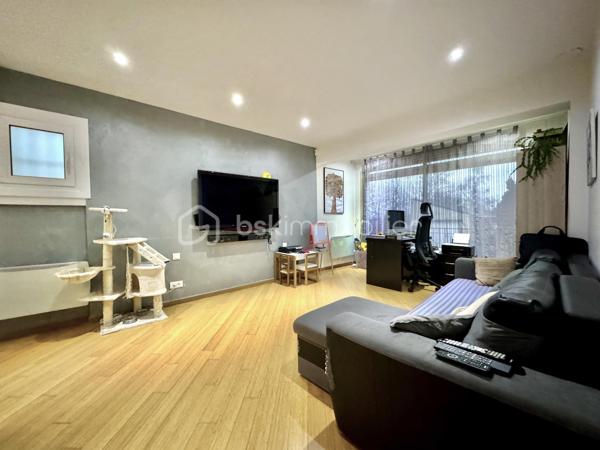 Située à Fublaines, dans un environnement calme et verdoyant, à seulement 5 min de Trilport et 7 min de Nanteuil-lès-Meaux, découvrez cette maison d’architecte aux volumes généreux développant environ 190 m² habitables, avec combles aménageables (50 m²).
Écoles sur place, gare pour Paris et commodités à proximité, bus accessible à pied et collège par voie verte. Un cadre exceptionnel !

Implantée sur une parcelle de plus de 3 500 m² en zone constructible, cette propriété offre : aucun vis-à-vis, vue dégagée sur la vallée, exposition idéale, accès par rond-point privatif

- Rez-de-chaussée : Entrée avec sas et hall. WC indépendant. Grande pièce de vie lumineuse avec poêle à bois. Cuisine aménagée et équipée avec espace snack. Véranda. Accès direct aux terrasses en béton imprimé. Suite parentale (chambre, dressing, salle de bains avec douche, baignoire et WC)

- Étage : 4 grandes chambres dont 3 avec loggia. Salle de bains. WC indépendant

- Combles : Isolés et aménageables
- Sous-sol total : Garage, atelier, cave, buanderie, salle cinéma

Prestations : Dépendance type garage avec carport. Triple vitrage. Volets roulants électriques. Domotique. Portail motorisé. Espace jacuzzi (dôme)

Les + : Maison évolutive avec fort potentiel. Grande parcelle paysagée avec accès piéton en fond de terrain. Environnement calme et recherché. Idéal grande famille

À visiter sans tarder ! Bien rare sur le secteur.