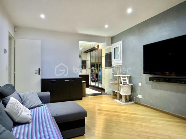 Située à Fublaines, dans un environnement calme et verdoyant, à seulement 5 min de Trilport et 7 min de Nanteuil-lès-Meaux, découvrez cette maison d’architecte aux volumes généreux développant environ 190 m² habitables, avec combles aménageables (50 m²).
Écoles sur place, gare pour Paris et commodités à proximité, bus accessible à pied et collège par voie verte. Un cadre exceptionnel !

Implantée sur une parcelle de plus de 3 500 m² en zone constructible, cette propriété offre : aucun vis-à-vis, vue dégagée sur la vallée, exposition idéale, accès par rond-point privatif

- Rez-de-chaussée : Entrée avec sas et hall. WC indépendant. Grande pièce de vie lumineuse avec poêle à bois. Cuisine aménagée et équipée avec espace snack. Véranda. Accès direct aux terrasses en béton imprimé. Suite parentale (chambre, dressing, salle de bains avec douche, baignoire et WC)

- Étage : 4 grandes chambres dont 3 avec loggia. Salle de bains. WC indépendant

- Combles : Isolés et aménageables
- Sous-sol total : Garage, atelier, cave, buanderie, salle cinéma

Prestations : Dépendance type garage avec carport. Triple vitrage. Volets roulants électriques. Domotique. Portail motorisé. Espace jacuzzi (dôme)

Les + : Maison évolutive avec fort potentiel. Grande parcelle paysagée avec accès piéton en fond de terrain. Environnement calme et recherché. Idéal grande famille

À visiter sans tarder ! Bien rare sur le secteur.