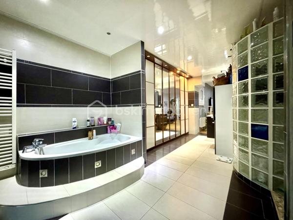 Située à Fublaines, dans un environnement calme et verdoyant, à seulement 5 min de Trilport et 7 min de Nanteuil-lès-Meaux, découvrez cette maison d’architecte aux volumes généreux développant environ 190 m² habitables, avec combles aménageables (50 m²).
Écoles sur place, gare pour Paris et commodités à proximité, bus accessible à pied et collège par voie verte. Un cadre exceptionnel !

Implantée sur une parcelle de plus de 3 500 m² en zone constructible, cette propriété offre : aucun vis-à-vis, vue dégagée sur la vallée, exposition idéale, accès par rond-point privatif

- Rez-de-chaussée : Entrée avec sas et hall. WC indépendant. Grande pièce de vie lumineuse avec poêle à bois. Cuisine aménagée et équipée avec espace snack. Véranda. Accès direct aux terrasses en béton imprimé. Suite parentale (chambre, dressing, salle de bains avec douche, baignoire et WC)

- Étage : 4 grandes chambres dont 3 avec loggia. Salle de bains. WC indépendant

- Combles : Isolés et aménageables
- Sous-sol total : Garage, atelier, cave, buanderie, salle cinéma

Prestations : Dépendance type garage avec carport. Triple vitrage. Volets roulants électriques. Domotique. Portail motorisé. Espace jacuzzi (dôme)

Les + : Maison évolutive avec fort potentiel. Grande parcelle paysagée avec accès piéton en fond de terrain. Environnement calme et recherché. Idéal grande famille

À visiter sans tarder ! Bien rare sur le secteur.