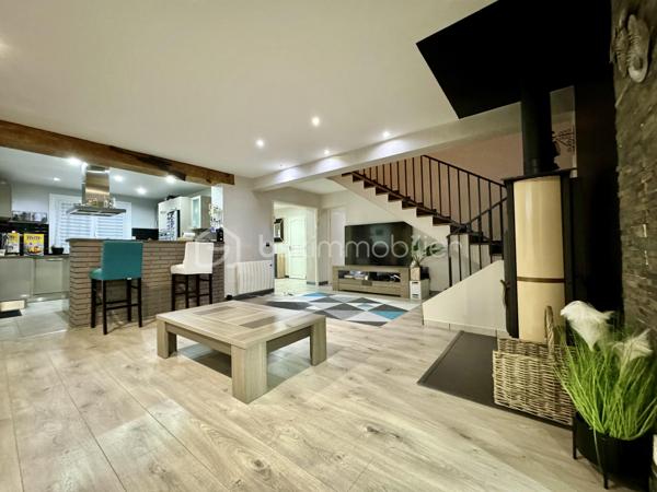 Située à Fublaines, dans un environnement calme et verdoyant, à seulement 5 min de Trilport et 7 min de Nanteuil-lès-Meaux, découvrez cette maison d’architecte aux volumes généreux développant environ 190 m² habitables, avec combles aménageables (50 m²).
Écoles sur place, gare pour Paris et commodités à proximité, bus accessible à pied et collège par voie verte. Un cadre exceptionnel !

Implantée sur une parcelle de plus de 3 500 m² en zone constructible, cette propriété offre : aucun vis-à-vis, vue dégagée sur la vallée, exposition idéale, accès par rond-point privatif

- Rez-de-chaussée : Entrée avec sas et hall. WC indépendant. Grande pièce de vie lumineuse avec poêle à bois. Cuisine aménagée et équipée avec espace snack. Véranda. Accès direct aux terrasses en béton imprimé. Suite parentale (chambre, dressing, salle de bains avec douche, baignoire et WC)

- Étage : 4 grandes chambres dont 3 avec loggia. Salle de bains. WC indépendant

- Combles : Isolés et aménageables
- Sous-sol total : Garage, atelier, cave, buanderie, salle cinéma

Prestations : Dépendance type garage avec carport. Triple vitrage. Volets roulants électriques. Domotique. Portail motorisé. Espace jacuzzi (dôme)

Les + : Maison évolutive avec fort potentiel. Grande parcelle paysagée avec accès piéton en fond de terrain. Environnement calme et recherché. Idéal grande famille

À visiter sans tarder ! Bien rare sur le secteur.