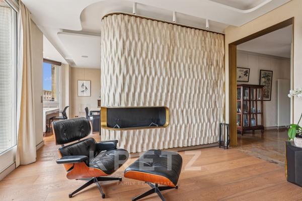 École Militaire – Appartement  de  188 m² avec vue Tour Eiffel et extérieur de plain-pied