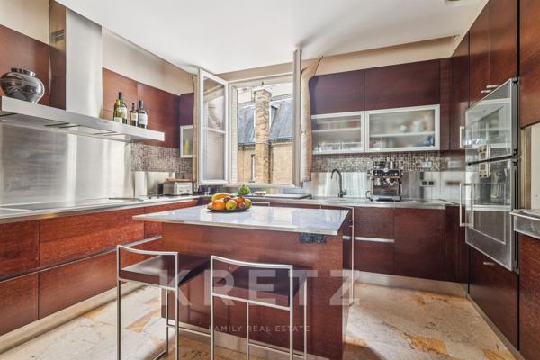 École Militaire – Appartement  de  188 m² avec vue Tour Eiffel et extérieur de plain-pied