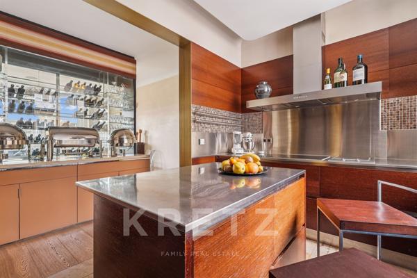 École Militaire – Appartement  de  188 m² avec vue Tour Eiffel et extérieur de plain-pied