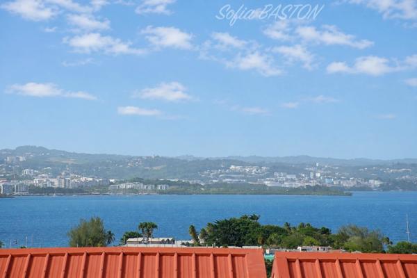 À VENDRE – LES TROIS-ÎLETS MARTINIQUE – APPARTEMENT T3 DUPLEX ENTIÈREMENT RÉNOVÉ – VUE MER – PROCHE PLAGES