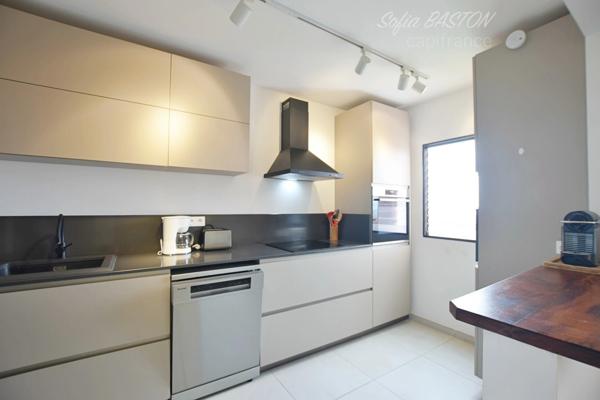 À VENDRE – LES TROIS-ÎLETS MARTINIQUE – APPARTEMENT T3 DUPLEX ENTIÈREMENT RÉNOVÉ – VUE MER – PROCHE PLAGES