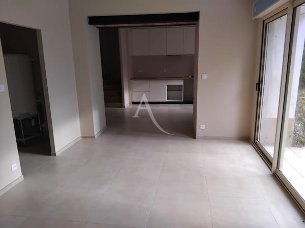 Maison MONTLAUR 3 pièce(s) 82.50 m² sur 1668 m² de terrain avec vue.