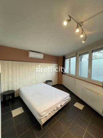 Local Commercial
         3 pièces
        - 58 m² 115 000 € *