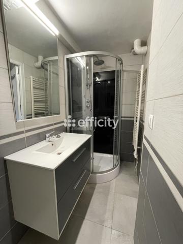 Local Commercial
         3 pièces
        - 58 m² 115 000 € *