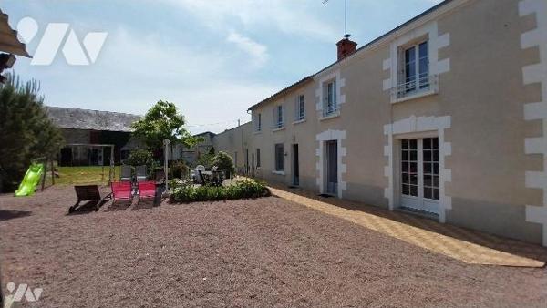 Un ensemble immobilier, composé de deux logements, à usage de gîte rural.