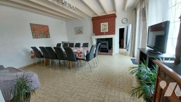 Un ensemble immobilier, composé de deux logements, à usage de gîte rural.