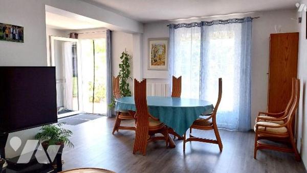 Un ensemble immobilier, composé de deux logements, à usage de gîte rural.