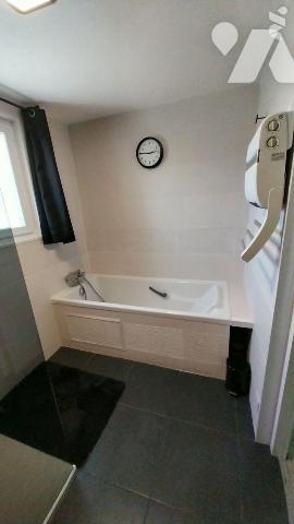 Un ensemble immobilier, composé de deux logements, à usage de gîte rural.