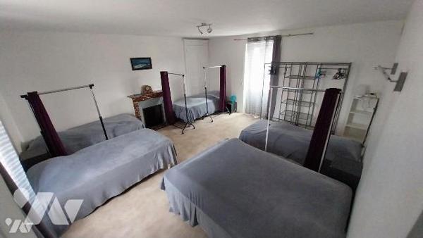 Un ensemble immobilier, composé de deux logements, à usage de gîte rural.