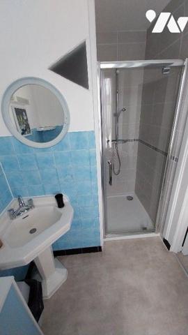 Un ensemble immobilier, composé de deux logements, à usage de gîte rural.