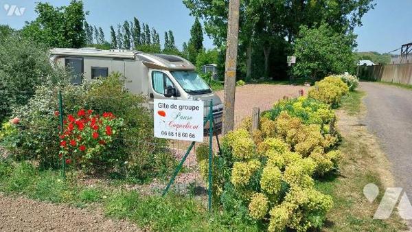Un ensemble immobilier, composé de deux logements, à usage de gîte rural.