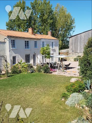 Un ensemble immobilier, composé de deux logements, à usage de gîte rural.