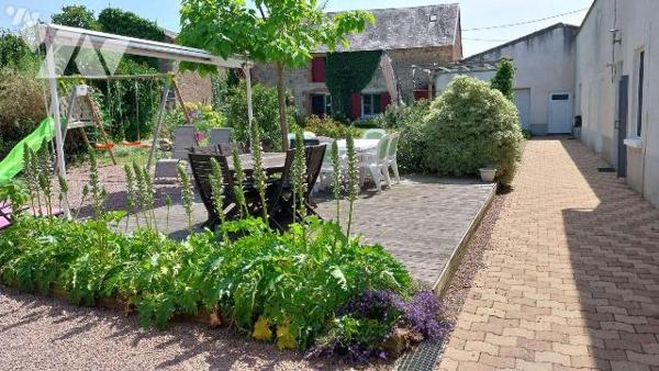 Un ensemble immobilier, composé de deux logements, à usage de gîte rural.