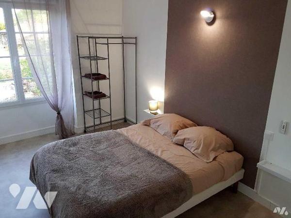 Un ensemble immobilier, composé de deux logements, à usage de gîte rural.