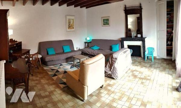 Un ensemble immobilier, composé de deux logements, à usage de gîte rural.