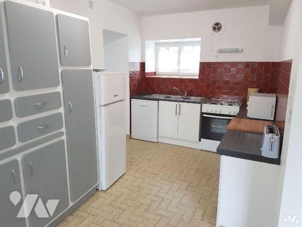 Un ensemble immobilier, composé de deux logements, à usage de gîte rural.