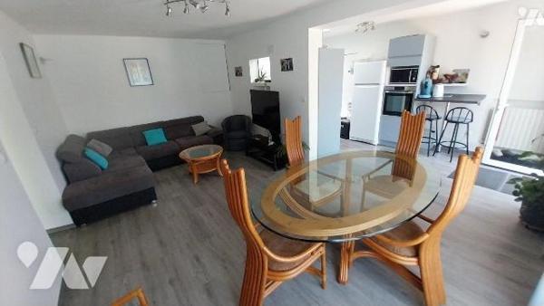 Un ensemble immobilier, composé de deux logements, à usage de gîte rural.