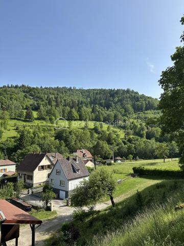 ÉCHERY – SAINTE-MARIE-AUX-MINES

Venez découvrir cette maison individuelle d’environ 76 m², entièrement rénovée, implantée sur environ 7 ares de terrain, avec très peu de vis-à-vis.

Dès l’entrée, vous accédez à un agréable salon/séjour, une cuisine, une salle d’eau ainsi qu’un WC indépendant.
À l’étage, l’espace nuit se compose de deux chambres, d’un second WC et d’un dégagement.
La maison dispose également d’un sous-sol avec garage.

Idéale pour un premier achat ou pour un petit budget, cette maison permet de s’installer rapidement.

Un bien agréable à découvrir dans le secteur d’Échery à Sainte-Marie-aux-Mines, avec un beau terrain et peu de vis-à-vis.