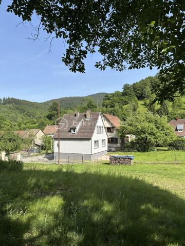 ÉCHERY – SAINTE-MARIE-AUX-MINES

Venez découvrir cette maison individuelle d’environ 76 m², entièrement rénovée, implantée sur environ 7 ares de terrain, avec très peu de vis-à-vis.

Dès l’entrée, vous accédez à un agréable salon/séjour, une cuisine, une salle d’eau ainsi qu’un WC indépendant.
À l’étage, l’espace nuit se compose de deux chambres, d’un second WC et d’un dégagement.
La maison dispose également d’un sous-sol avec garage.

Idéale pour un premier achat ou pour un petit budget, cette maison permet de s’installer rapidement.

Un bien agréable à découvrir dans le secteur d’Échery à Sainte-Marie-aux-Mines, avec un beau terrain et peu de vis-à-vis.