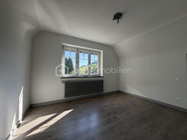 ÉCHERY – SAINTE-MARIE-AUX-MINES

Venez découvrir cette maison individuelle d’environ 76 m², entièrement rénovée, implantée sur environ 7 ares de terrain, avec très peu de vis-à-vis.

Dès l’entrée, vous accédez à un agréable salon/séjour, une cuisine, une salle d’eau ainsi qu’un WC indépendant.
À l’étage, l’espace nuit se compose de deux chambres, d’un second WC et d’un dégagement.
La maison dispose également d’un sous-sol avec garage.

Idéale pour un premier achat ou pour un petit budget, cette maison permet de s’installer rapidement.

Un bien agréable à découvrir dans le secteur d’Échery à Sainte-Marie-aux-Mines, avec un beau terrain et peu de vis-à-vis.
