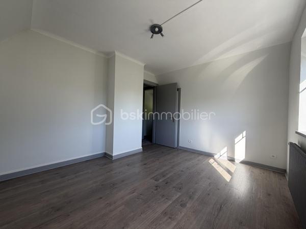 ÉCHERY – SAINTE-MARIE-AUX-MINES

Venez découvrir cette maison individuelle d’environ 76 m², entièrement rénovée, implantée sur environ 7 ares de terrain, avec très peu de vis-à-vis.

Dès l’entrée, vous accédez à un agréable salon/séjour, une cuisine, une salle d’eau ainsi qu’un WC indépendant.
À l’étage, l’espace nuit se compose de deux chambres, d’un second WC et d’un dégagement.
La maison dispose également d’un sous-sol avec garage.

Idéale pour un premier achat ou pour un petit budget, cette maison permet de s’installer rapidement.

Un bien agréable à découvrir dans le secteur d’Échery à Sainte-Marie-aux-Mines, avec un beau terrain et peu de vis-à-vis.