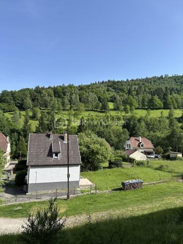 ÉCHERY – SAINTE-MARIE-AUX-MINES

Venez découvrir cette maison individuelle d’environ 76 m², entièrement rénovée, implantée sur environ 7 ares de terrain, avec très peu de vis-à-vis.

Dès l’entrée, vous accédez à un agréable salon/séjour, une cuisine, une salle d’eau ainsi qu’un WC indépendant.
À l’étage, l’espace nuit se compose de deux chambres, d’un second WC et d’un dégagement.
La maison dispose également d’un sous-sol avec garage.

Idéale pour un premier achat ou pour un petit budget, cette maison permet de s’installer rapidement.

Un bien agréable à découvrir dans le secteur d’Échery à Sainte-Marie-aux-Mines, avec un beau terrain et peu de vis-à-vis.