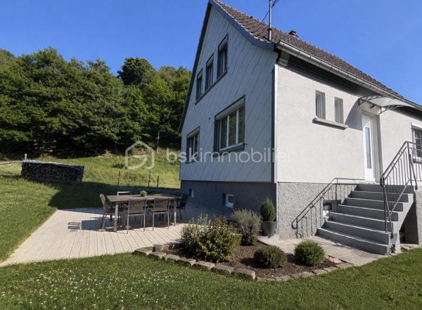 ÉCHERY – SAINTE-MARIE-AUX-MINES

Venez découvrir cette maison individuelle d’environ 76 m², entièrement rénovée, implantée sur environ 7 ares de terrain, avec très peu de vis-à-vis.

Dès l’entrée, vous accédez à un agréable salon/séjour, une cuisine, une salle d’eau ainsi qu’un WC indépendant.
À l’étage, l’espace nuit se compose de deux chambres, d’un second WC et d’un dégagement.
La maison dispose également d’un sous-sol avec garage.

Idéale pour un premier achat ou pour un petit budget, cette maison permet de s’installer rapidement.

Un bien agréable à découvrir dans le secteur d’Échery à Sainte-Marie-aux-Mines, avec un beau terrain et peu de vis-à-vis.