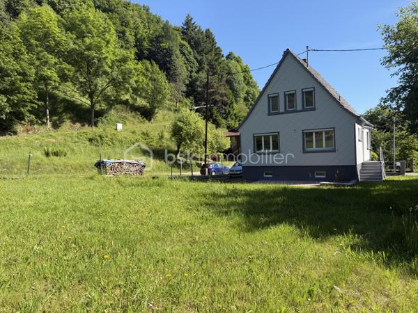 ÉCHERY – SAINTE-MARIE-AUX-MINES

Venez découvrir cette maison individuelle d’environ 76 m², entièrement rénovée, implantée sur environ 7 ares de terrain, avec très peu de vis-à-vis.

Dès l’entrée, vous accédez à un agréable salon/séjour, une cuisine, une salle d’eau ainsi qu’un WC indépendant.
À l’étage, l’espace nuit se compose de deux chambres, d’un second WC et d’un dégagement.
La maison dispose également d’un sous-sol avec garage.

Idéale pour un premier achat ou pour un petit budget, cette maison permet de s’installer rapidement.

Un bien agréable à découvrir dans le secteur d’Échery à Sainte-Marie-aux-Mines, avec un beau terrain et peu de vis-à-vis.