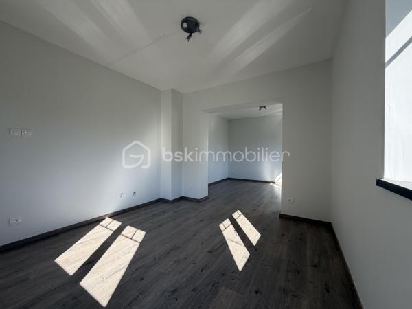 ÉCHERY – SAINTE-MARIE-AUX-MINES

Venez découvrir cette maison individuelle d’environ 76 m², entièrement rénovée, implantée sur environ 7 ares de terrain, avec très peu de vis-à-vis.

Dès l’entrée, vous accédez à un agréable salon/séjour, une cuisine, une salle d’eau ainsi qu’un WC indépendant.
À l’étage, l’espace nuit se compose de deux chambres, d’un second WC et d’un dégagement.
La maison dispose également d’un sous-sol avec garage.

Idéale pour un premier achat ou pour un petit budget, cette maison permet de s’installer rapidement.

Un bien agréable à découvrir dans le secteur d’Échery à Sainte-Marie-aux-Mines, avec un beau terrain et peu de vis-à-vis.