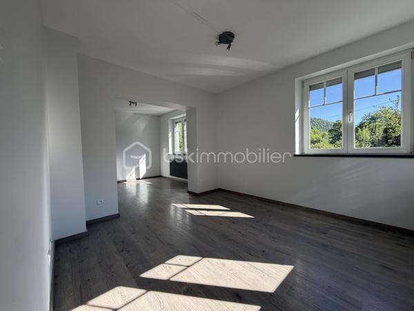 ÉCHERY – SAINTE-MARIE-AUX-MINES

Venez découvrir cette maison individuelle d’environ 76 m², entièrement rénovée, implantée sur environ 7 ares de terrain, avec très peu de vis-à-vis.

Dès l’entrée, vous accédez à un agréable salon/séjour, une cuisine, une salle d’eau ainsi qu’un WC indépendant.
À l’étage, l’espace nuit se compose de deux chambres, d’un second WC et d’un dégagement.
La maison dispose également d’un sous-sol avec garage.

Idéale pour un premier achat ou pour un petit budget, cette maison permet de s’installer rapidement.

Un bien agréable à découvrir dans le secteur d’Échery à Sainte-Marie-aux-Mines, avec un beau terrain et peu de vis-à-vis.