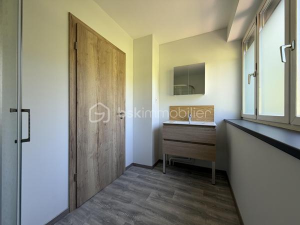 ÉCHERY – SAINTE-MARIE-AUX-MINES

Venez découvrir cette maison individuelle d’environ 76 m², entièrement rénovée, implantée sur environ 7 ares de terrain, avec très peu de vis-à-vis.

Dès l’entrée, vous accédez à un agréable salon/séjour, une cuisine, une salle d’eau ainsi qu’un WC indépendant.
À l’étage, l’espace nuit se compose de deux chambres, d’un second WC et d’un dégagement.
La maison dispose également d’un sous-sol avec garage.

Idéale pour un premier achat ou pour un petit budget, cette maison permet de s’installer rapidement.

Un bien agréable à découvrir dans le secteur d’Échery à Sainte-Marie-aux-Mines, avec un beau terrain et peu de vis-à-vis.