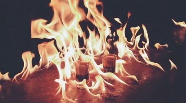 bar - fond de commerce - rue animée