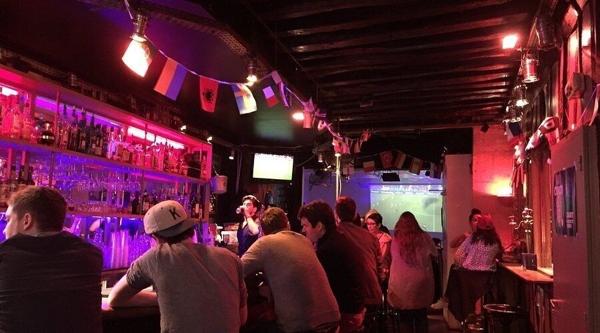 bar - fond de commerce - rue animée