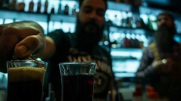 bar - fond de commerce - rue animée