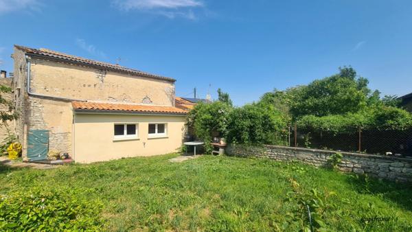 A louer Maison avec 2 chambres et jardin.