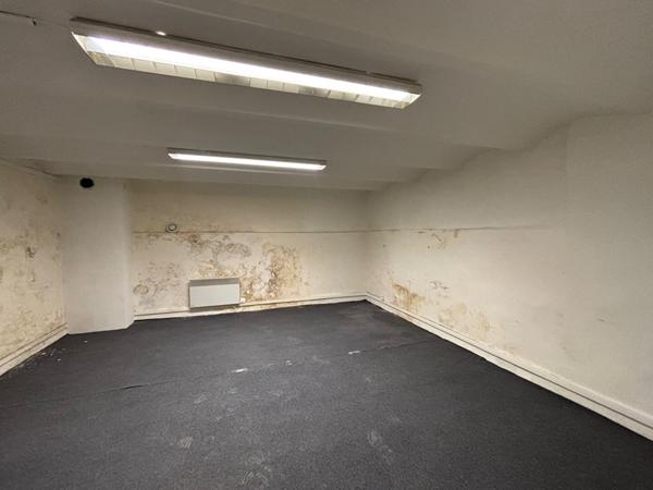 Entrepôt / local Stockage / atelier /MURS - Cannes 99 m2 proche banane