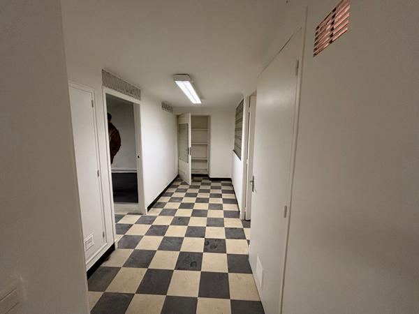 Entrepôt / local Stockage / atelier /MURS - Cannes 99 m2 proche banane